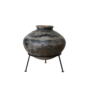 כד חרס עתיק מעוטר על מעמד ברזל