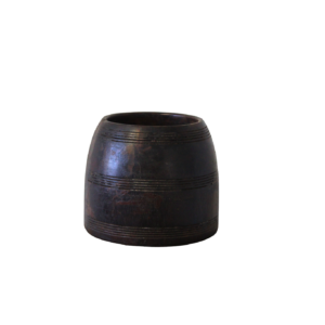 כלי עץ כהה עם טבעות חרוטות