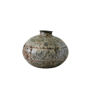 כד מתכת ממוסמר בגימור מסויד