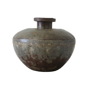 כד מתכת ממוסמר בגוון מחומצן