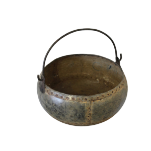 כלי מתכת ממוסמר עתיק